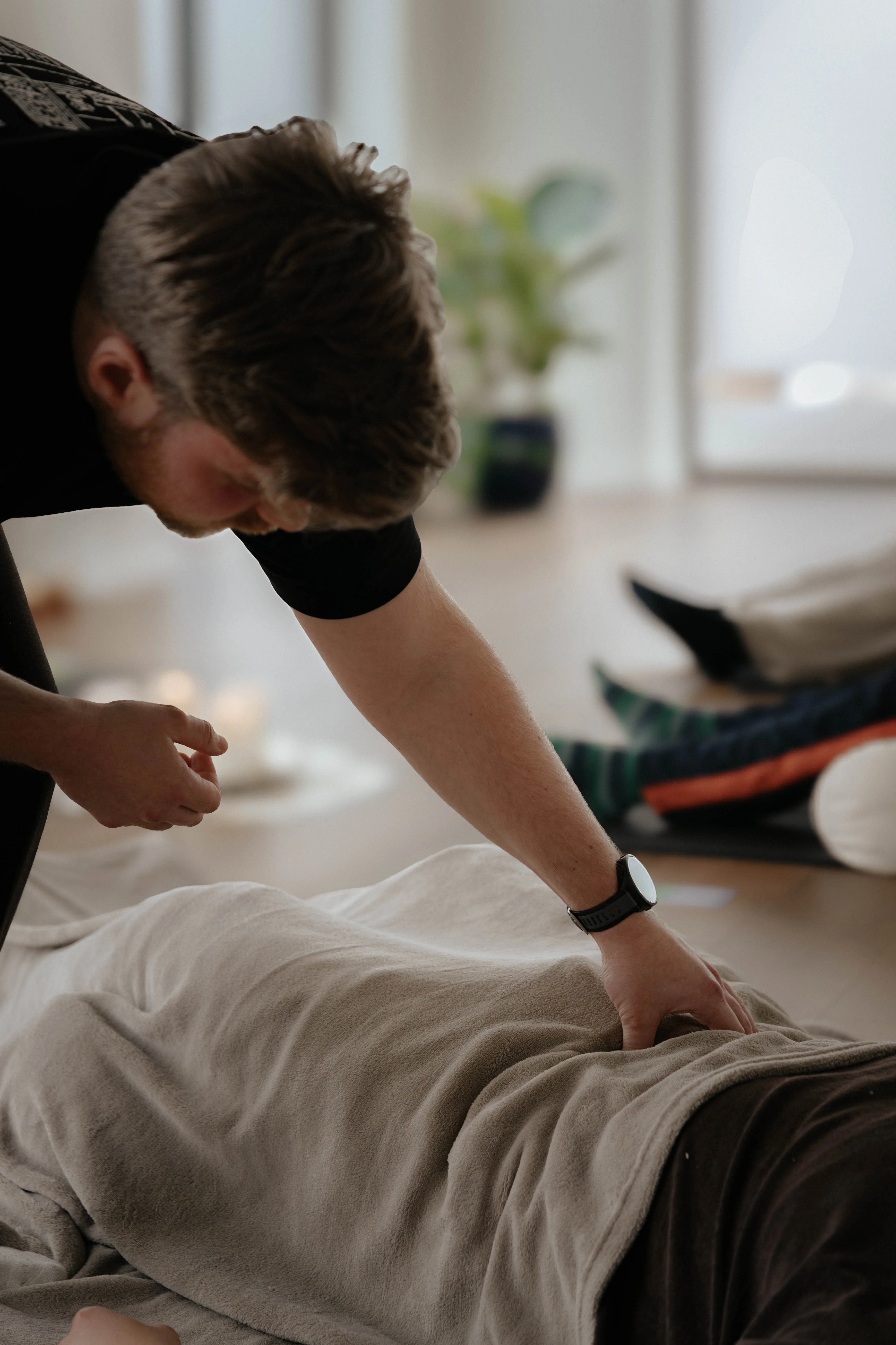 Ademcoach David van den Hout tijdens een ademwerksessie